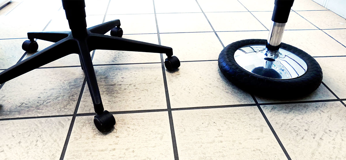 Bürohocker mit oder ohne Rollen